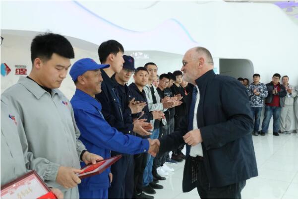 5dba81d8641c8.jpg 2.jpg